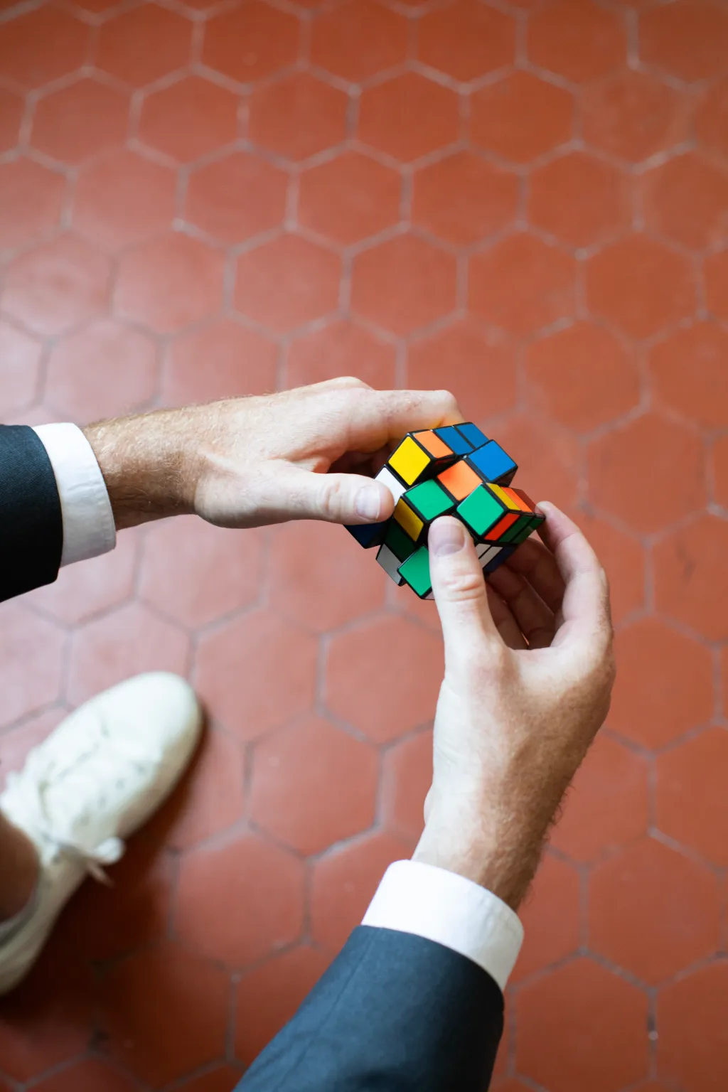 Foto de fondo_Ciberseguridad_Manos_Tomate fondo_Cubo de Rubik